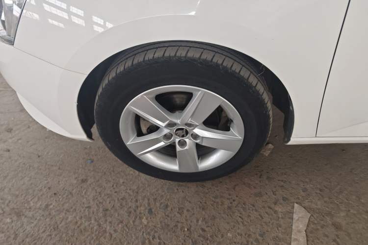 Used Skoda Fabia 2017 1.4L Automatic Car Enjoy Edition Left Front Wheel Hub