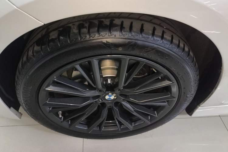 Used BMW 3 Series 2024 325Li M Sport Night Edition Package Left Front Wheel Hub