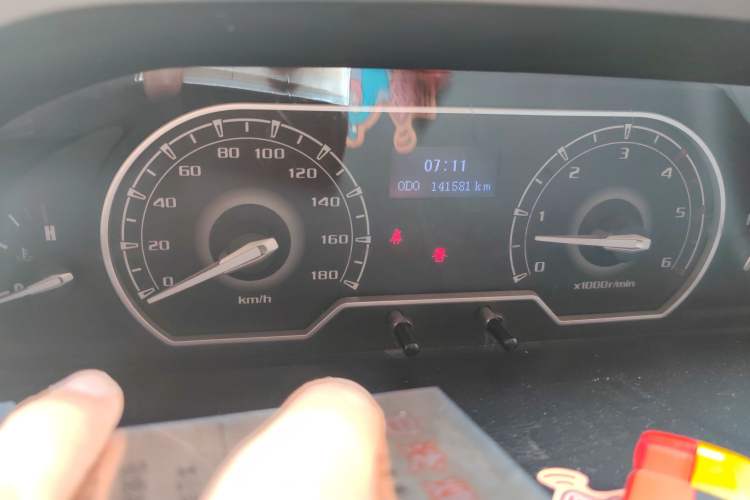 Used SAIC MAXUS Xintu V80 2019 2.5T Classic Edition 6-Speed Manual – Aoyuntong Short Wheelbase Mid-Height Design 5/6 Seats Odometer Close Up