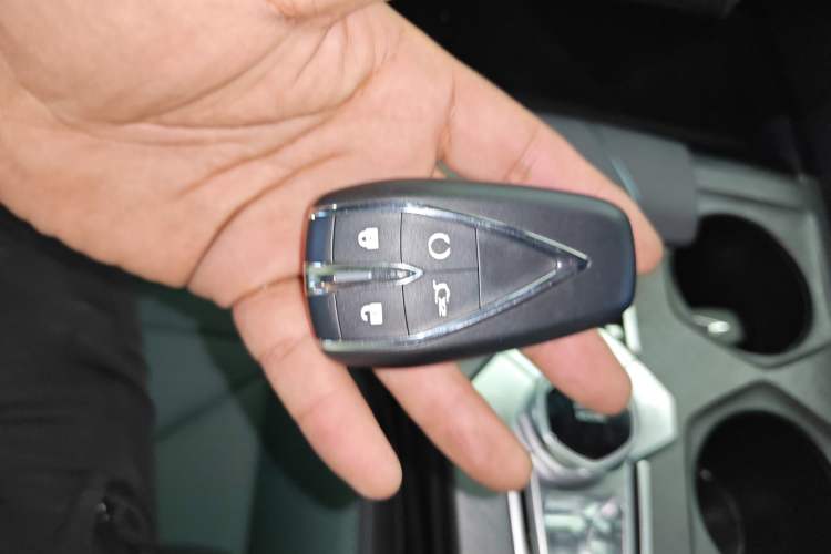 Used Changan UNI-V iDD 2024 Blue Whale Smart Electric iDD 136km ZhiKu Model
