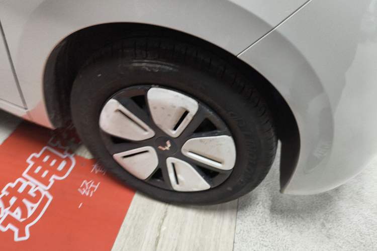 Used Wuling Hongguang MINIEV 2025 Four-Door Version Advanced Edition Right Front Wheel Hub