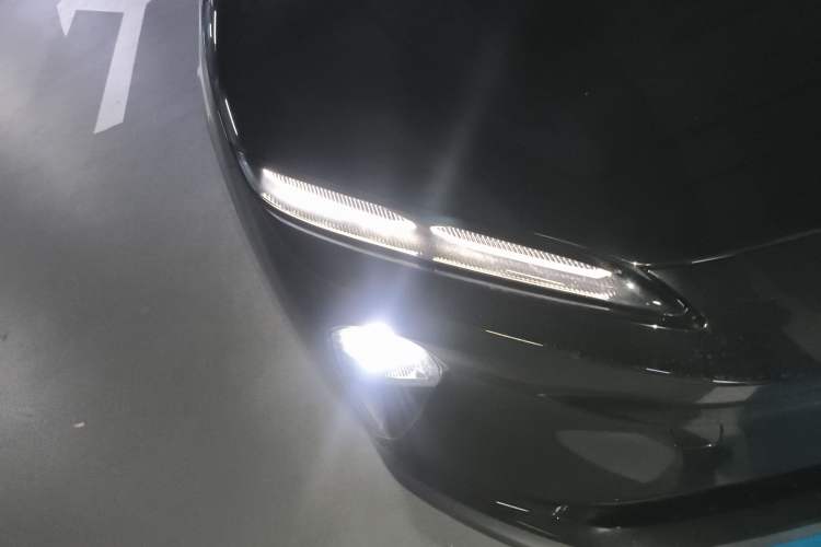 Used Nio ET5 2024 75 kWh Right Front Headlight