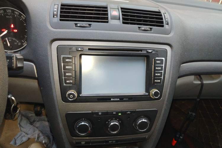 Used Skoda Octavia 2012 1.6L Manual Yijie Edition Audio And AC Panel