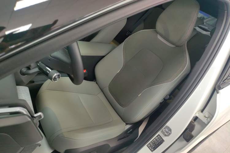 Used Volvo EX30 2025 Rear-Drive Long-Range Plus Model
