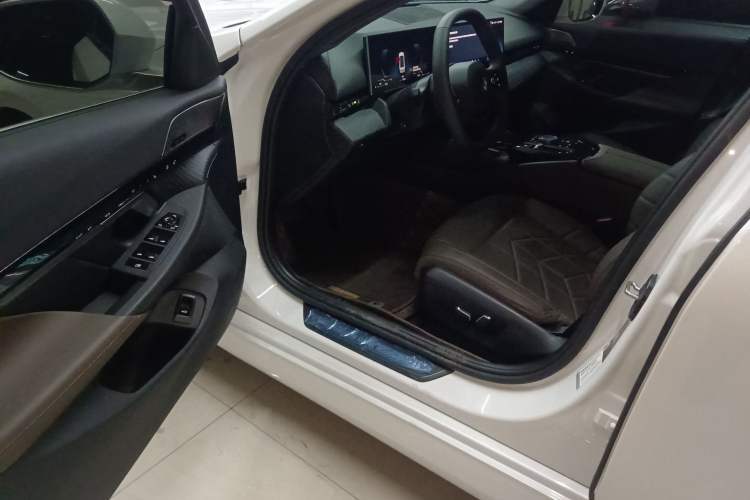 Used BMW 5 Series 2024 530Li Leading Luxury Package Driver Seat