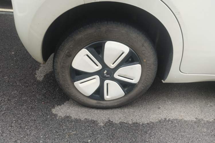 Used Wuling Hongguang MINIEV 2025 Four-Door Version Advanced Edition Right Rear Wheel Hub