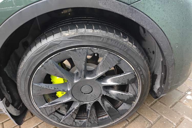 Used Tesla Model Y 2021 Standard Range Rear-Wheel Drive Version Right Front Wheel Hub