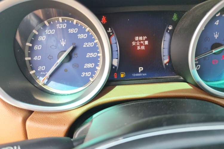 Used Maserati Ghibli 2014 3.0T Standard Edition Odometer Close Up