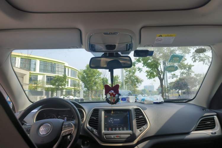 Used Jeep Cherokee 2017 2.0L Superior Edition
