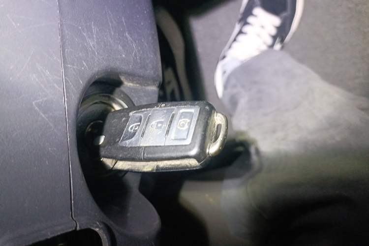 Used FORTHING Lingzhi 2013 M5 Q3 2.0L 7-seat Long-Wheelbase Comfort Model
