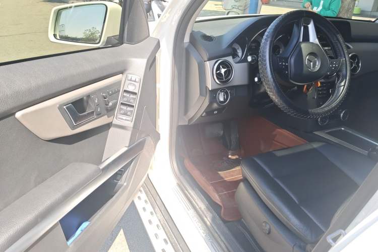 Used Mercedes-Benz GLK-Class 2013 GLK 300 4MATIC Dynamic Sunroof Model