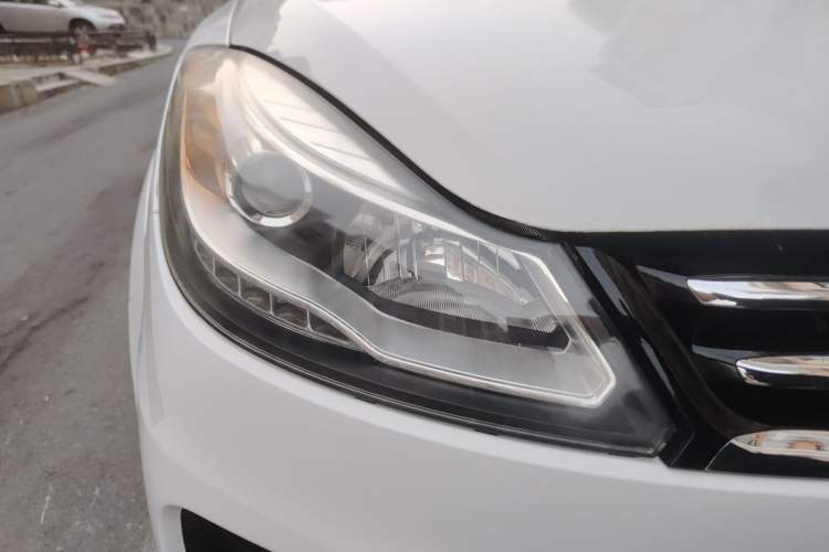 Used JMC Yusheng S350 2013 2.4T Automatic 2WD Diesel Luxury Edition 5 Seats Right Front Headlight