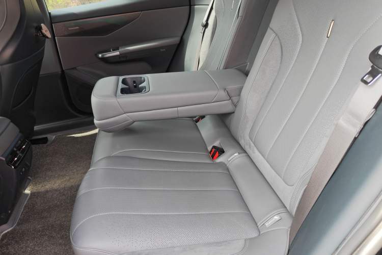 Used Lynk & Co 07 2024 EM-P 126 Long-Range Halo Left Rear Seat