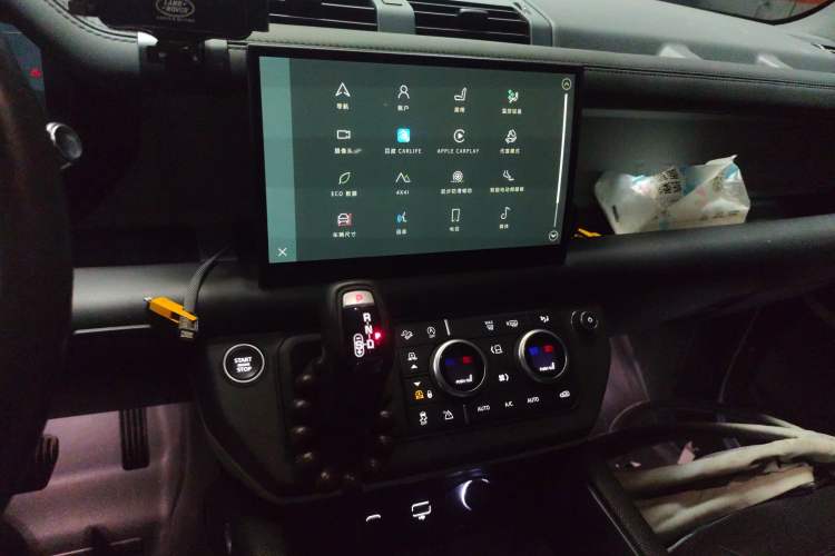 Used Land Rover Defender 2022 110 P400 X-DYNAMIC HSE Audio And AC Panel