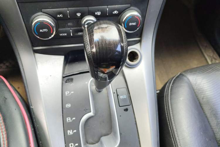 Used Chevrolet Captiva 2014 2.4L 4x4 Flagship Edition 7 Seats Gear Lever