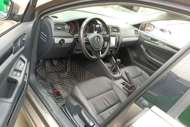 Used Volkswagen Sagitar 2015 1.6L Manual Comfort Model