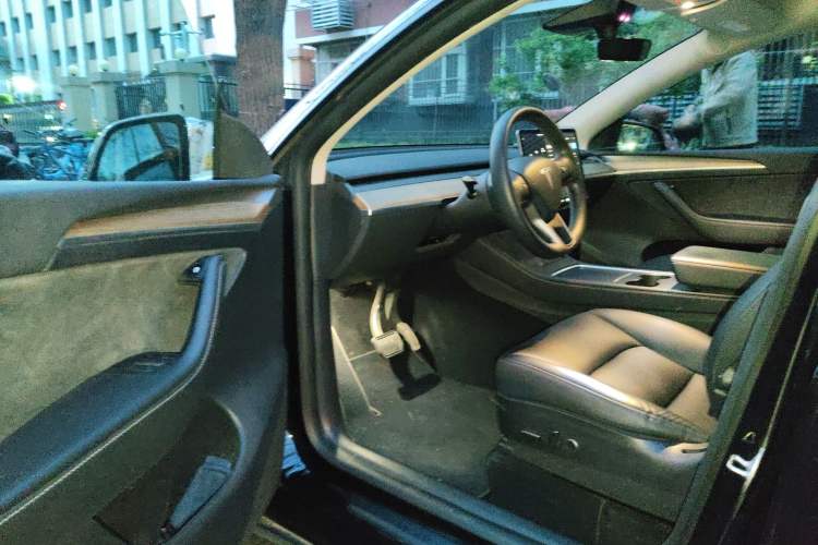 Used Tesla Model Y 2022 Long-Range All-Wheel-Drive Version Driver Seat