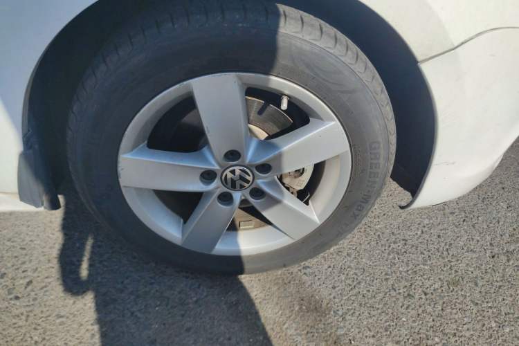 Used Volkswagen Sagitar 2012 1.6L Automatic Fashion Edition Right Front Wheel Hub