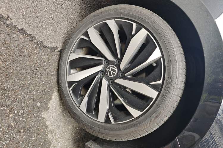 Used Volkswagen Passat 2023 Facelift 330TSI Luxury Edition Right Front Wheel Hub