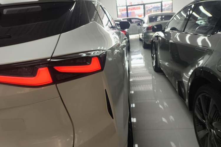 Used CHANGAN OSHAN Z6 2023 Blue Whale 2.0T Automatic Smart Drive Model Right Rear Taillight