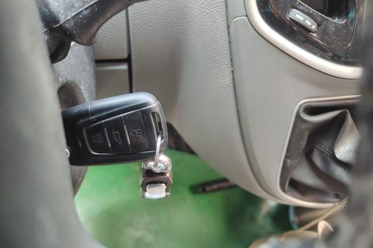 Used SAIC MAXUS Xintu V80 2021 2.0T PLUS Manual All-Around King Short Wheelbase Mid-Roof Variant—5/6/7/8/9-Seater
