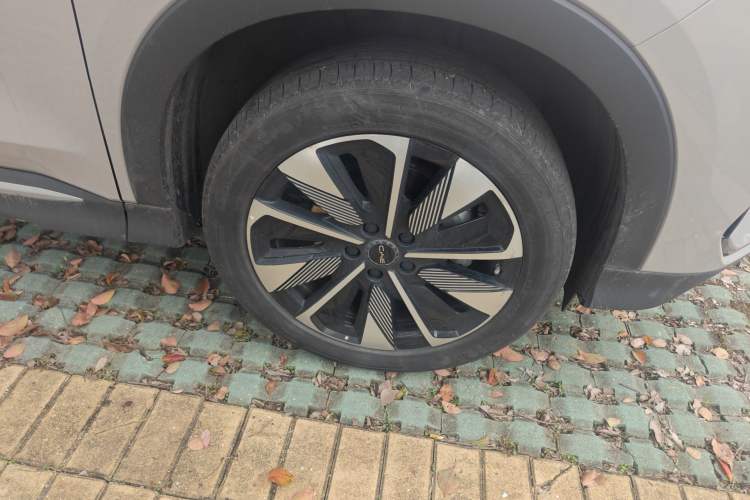 Used BYD Song PLUS New Energy 2025 DM-i 112KM Prestige Model Right Front Wheel Hub