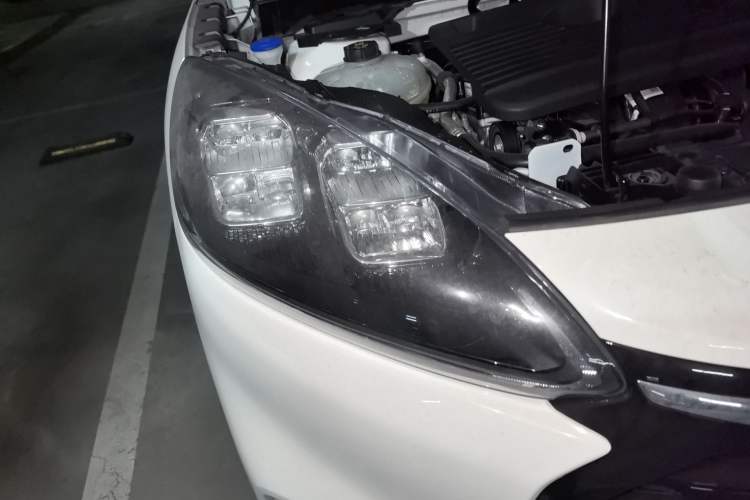 Used Ford Escape 2024 EcoBoost 245 Two-Wheel-Drive Titanium Edition Right Front Headlight