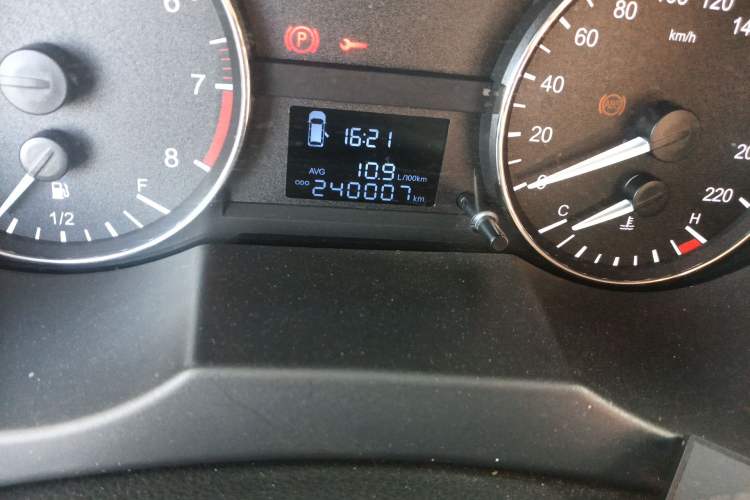 Used JAC Refine M3 2015 Maker Edition 1.6L Luxury Version Odometer Close Up