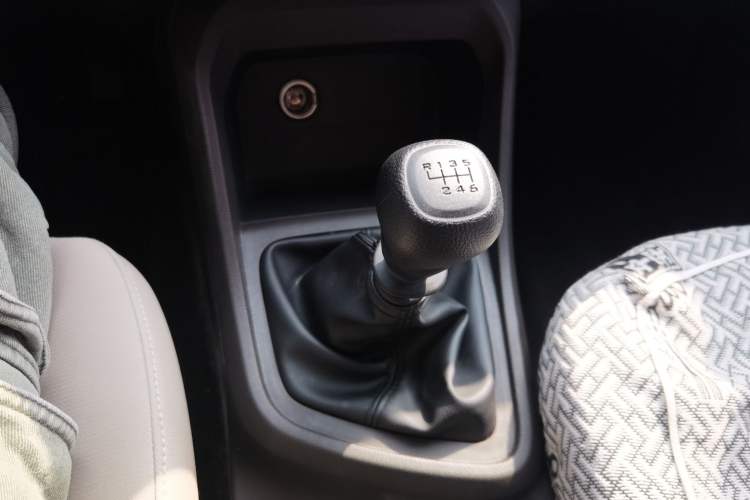 Used Wuling Hongguang V 2022 1.5L Jingqu Edition Enclosed-Window Vehicle with Electric Power Steering LAR
