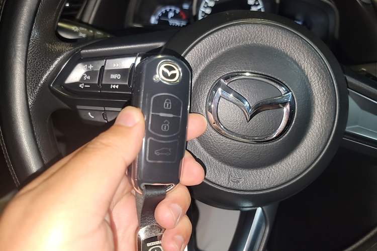 Used Mazda 3 Axela 2019 Cloud-Controlled Sedan 1.5L Automatic Luxury Model China VI Standard Vehicle Key