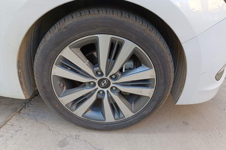 Used Hyundai Mistra 2016 1.8L Automatic Deluxe DLX Model Right Front Wheel Hub