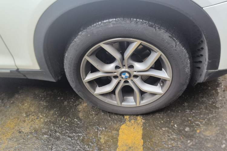 Used BMW X3 2011 xDrive28i Luxury Model Right Front Wheel Hub