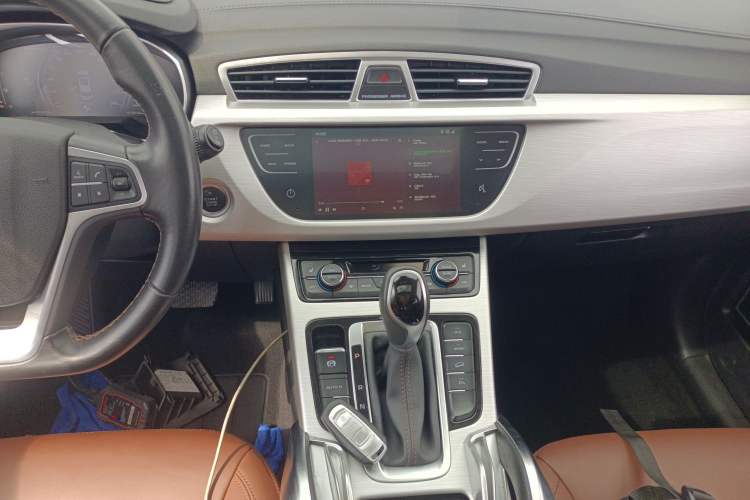 Used Geely Auto Emgrand X7 Sport 2018 1.8TD Automatic Two-Wheel Drive ZhiZun Model with 4G Connectivity Audio And AC Panel