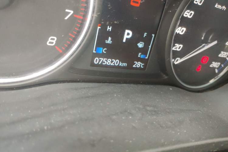 Used Mitsubishi Outlander 2016 2.4L 4x4 Luxury Edition 7-Seater Odometer Close Up