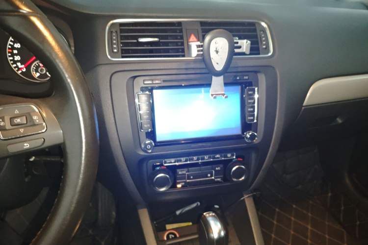 Used Volkswagen Sagitar 2014 1.4TSI Automatic Luxury Model Audio And AC Panel