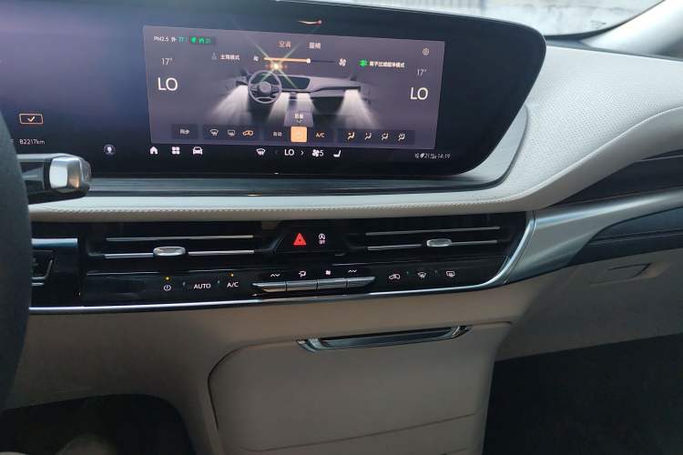 Used Buick Century 2023 2.0T Four-Seat Private Edition Audio And AC Panel