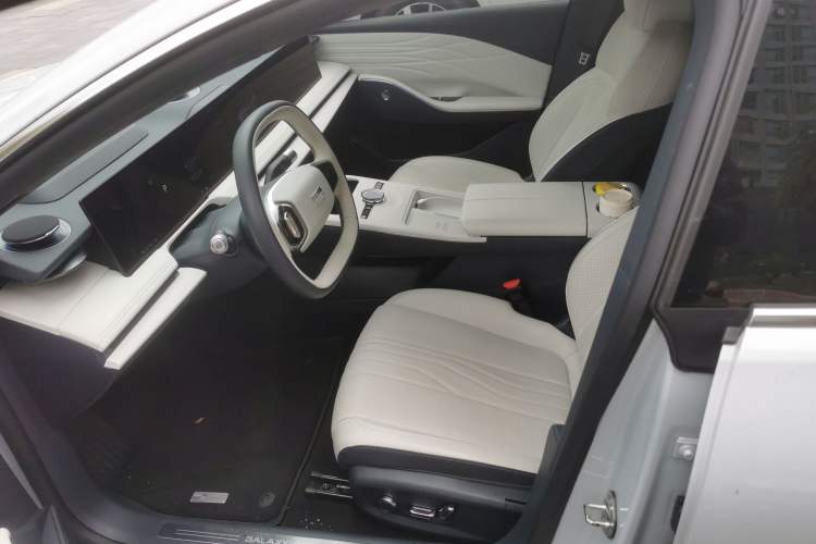 Used Geely Galaxy E8 2024 665 km Range Rear-Drive Starship Long-Range Version