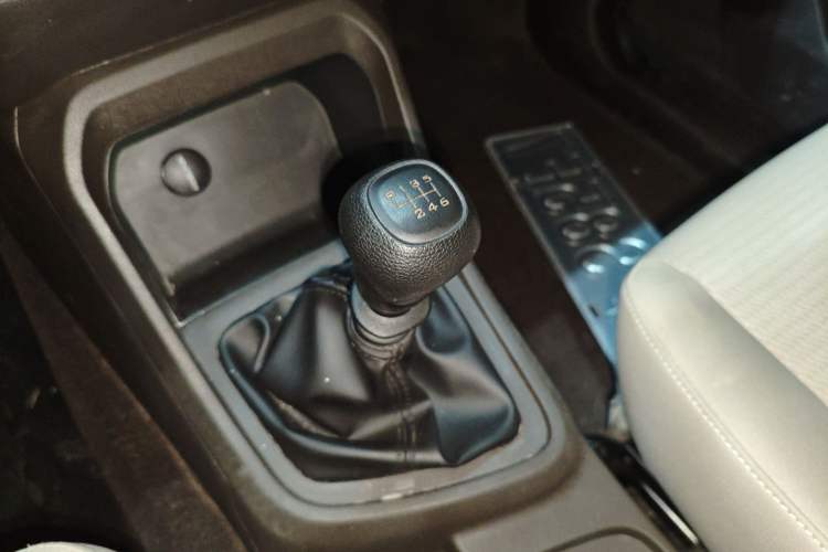 Used Wuling Hongguang V 2022 1.5L Jingqu Edition Electric-Assist LAR Gear Lever