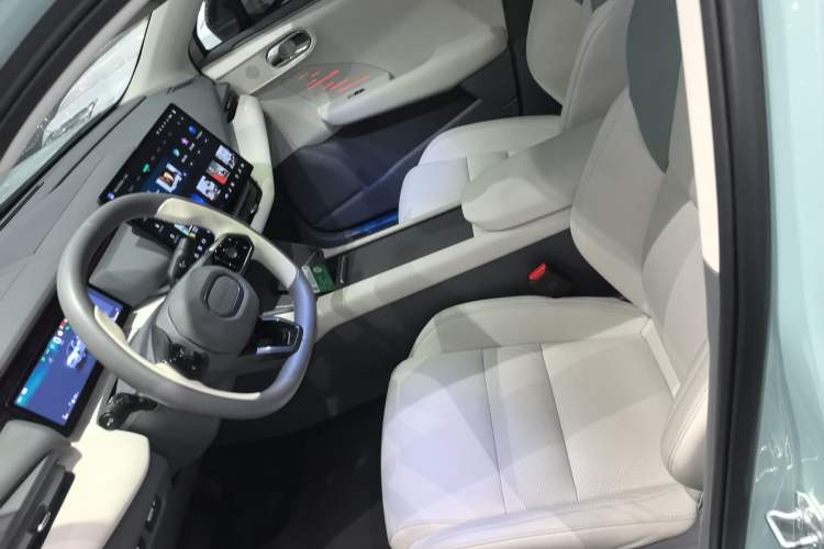 Used Lynk & Co 06 EM-P 2023 EM-P 126 Long-Range Halo Left Front Seat