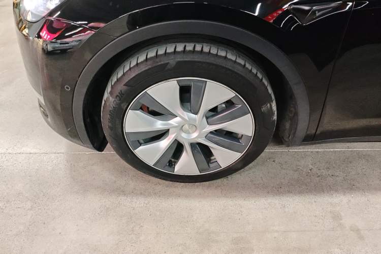 Used Tesla Model Y 2022 Long-Range All-Wheel-Drive Version Left Front Wheel Hub