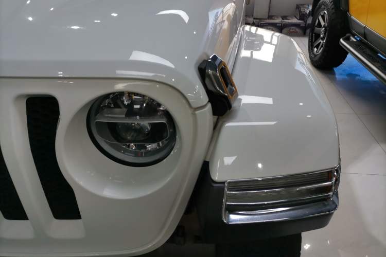 Used Jeep Wrangler 2019 2.0T Sahara Four-Door Version China VI Emission Standard Left Front Headlight