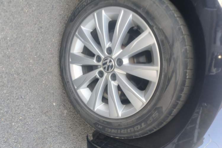 Used Volkswagen Sagitar 2014 Revised Version 1.6L Manual Comfort Edition Right Front Wheel Hub