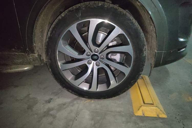 Used Land Rover Discovery Sport 2022 Revised Version 249 PS R-Dynamic S Performance Edition 5 Seats Right Front Wheel Hub