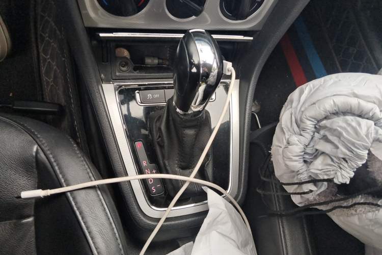 Used Volkswagen Gran Lavida 2013 1.6L Automatic Comfort Model Gear Lever