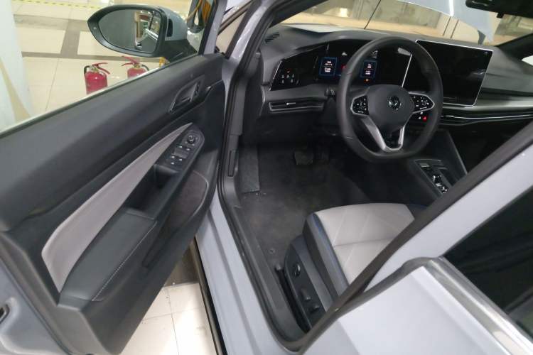 Used Volkswagen Golf 2025 Facelifted II 300TSI R-Line
