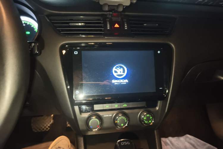 Used Skoda Octavia 2019 TSI280 DSG Luxury Edition Station Wagon China VI Standard Audio And AC Panel