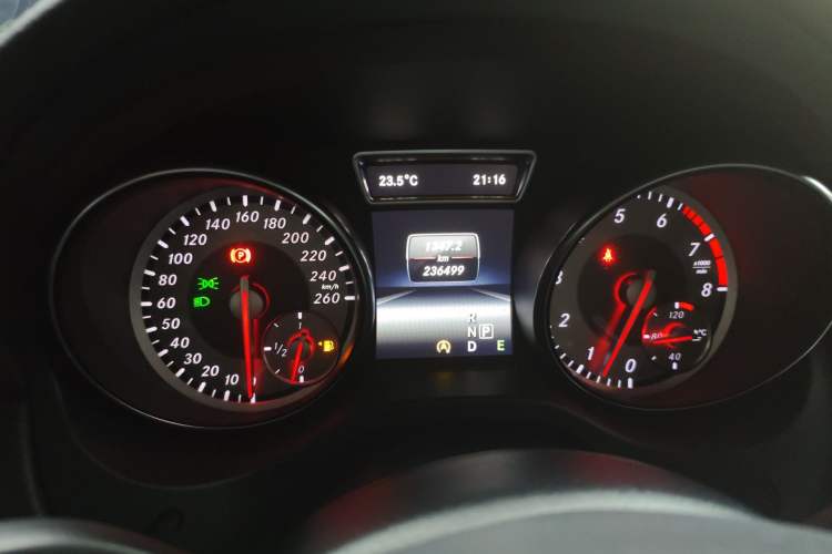 Used Mercedes-Benz GLA 2015 GLA 260 4MATIC Sport Edition Odometer Close Up