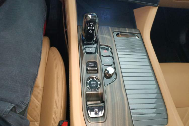 Used Lynk & Co 09 EM-P 2021 2.0T PHEV Ultra 7-Seater Gear Lever