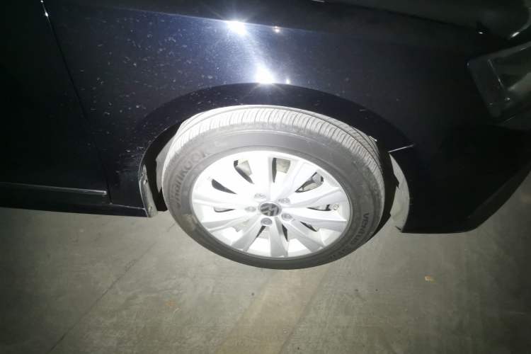 Used Volkswagen Sagitar 2015 1.6L Automatic Comfort Model Right Front Wheel Hub