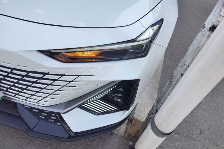 Used Changan UNI-V iDD 2023 ZhiDian iDD 1.5T 113km Smart & Fun Version
